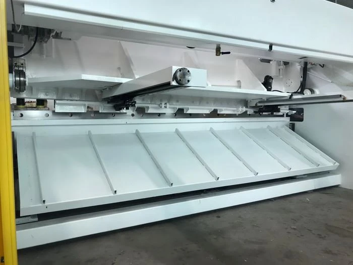 Double cutting action pneumatic sheet support for cutting thin galvanized sheet
